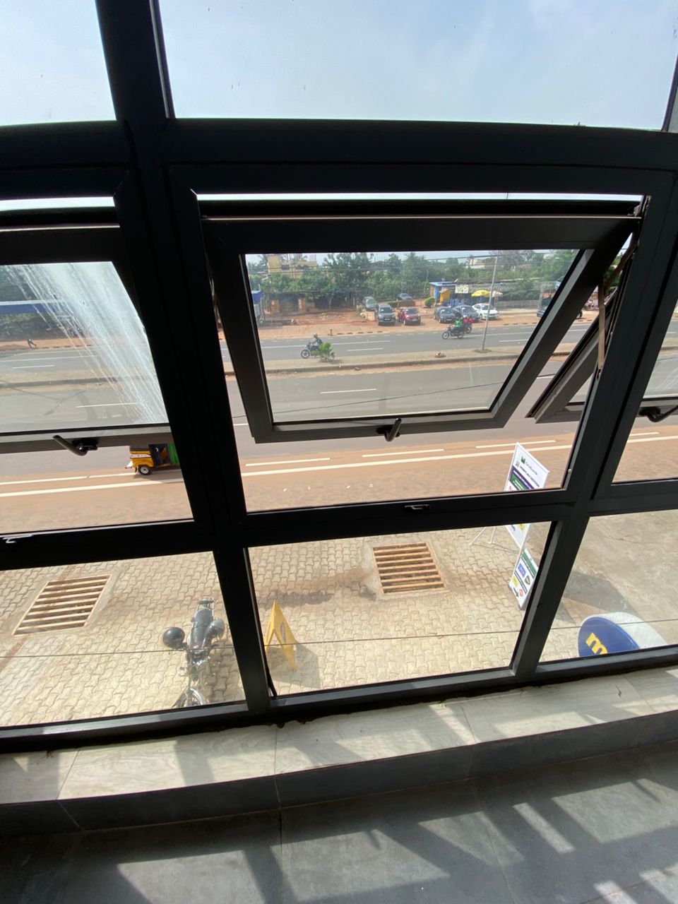 Bureau à louer au bord du goudron à Attikoumé Adinamato – 230000 FCFA