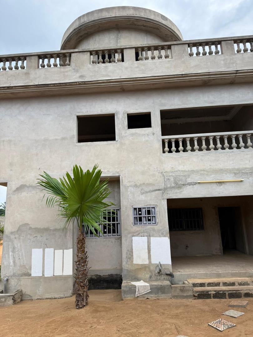 VILLA DE 8 CHAMBRES SUR 4 LOTS À VENDRE À KPOGAN