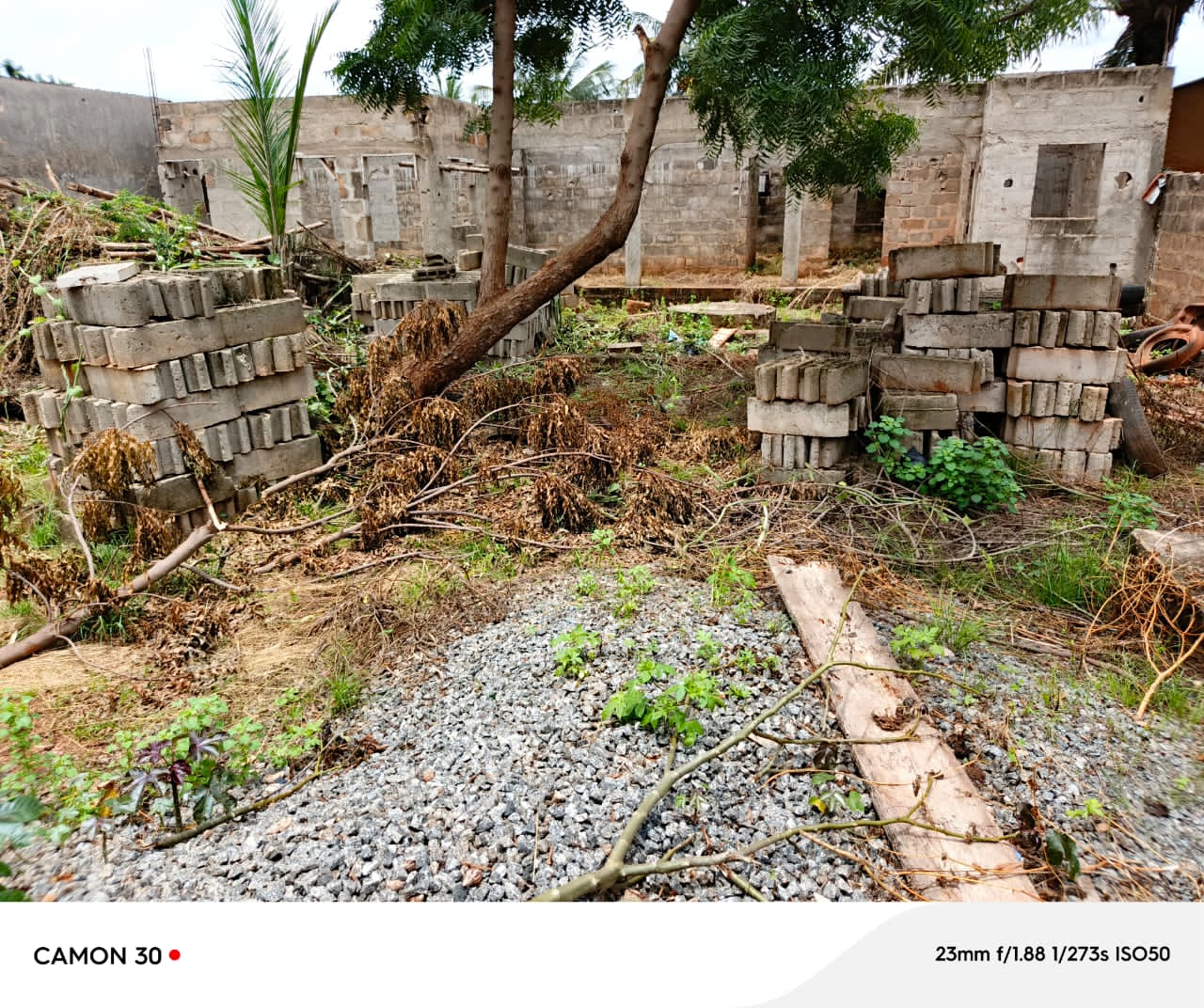 Villa inachevée sur demi lot en vente à Agoè Assiyéyé – Prix à partir de 25 millions FCFA