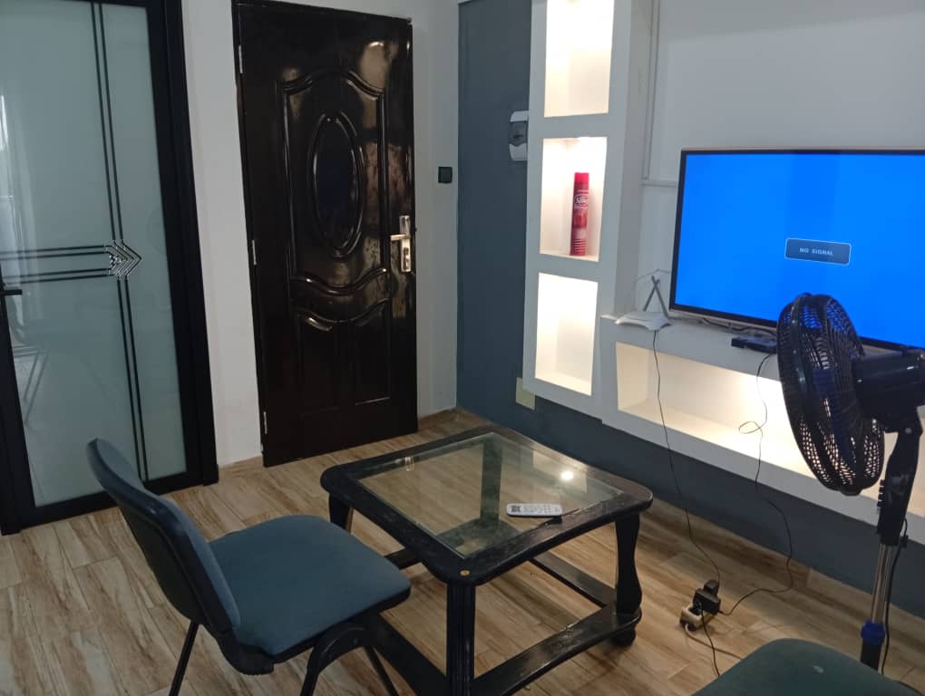 Studio meublé à louer avec balcon au deuxième étage à Adidogomé Douane Lycée Technique – 150 000 FCFA/mois