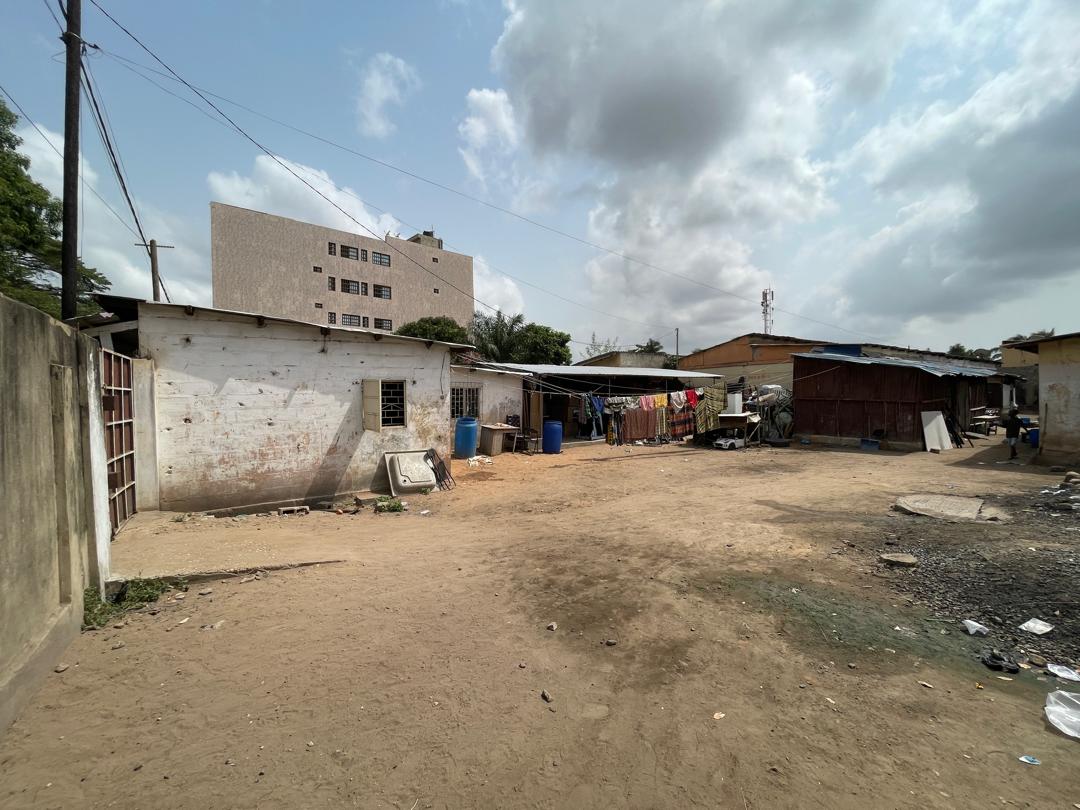 Maison avec studios et boutique en vente en bordure de goudron à Tokoin Cassablanca – 120 millions FCFA