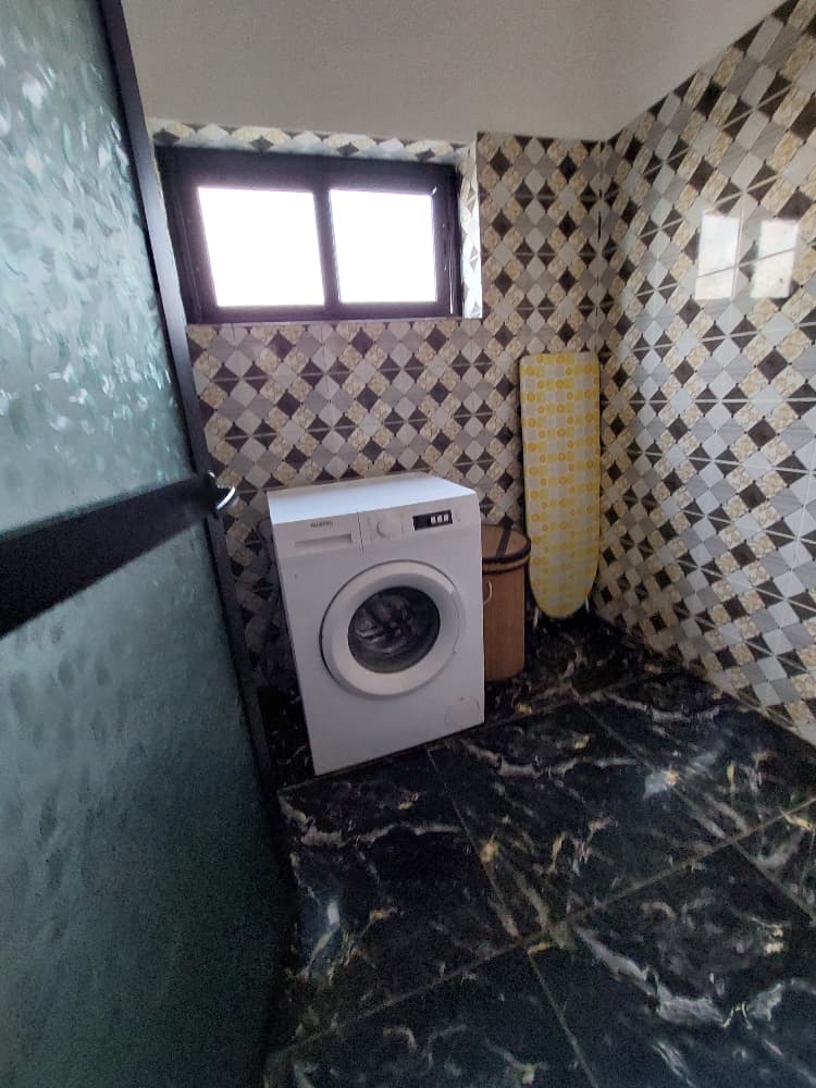 Villa 4 chambres meublée à louer à Kpogan proche goudron – 500 000 FCFA/mois
