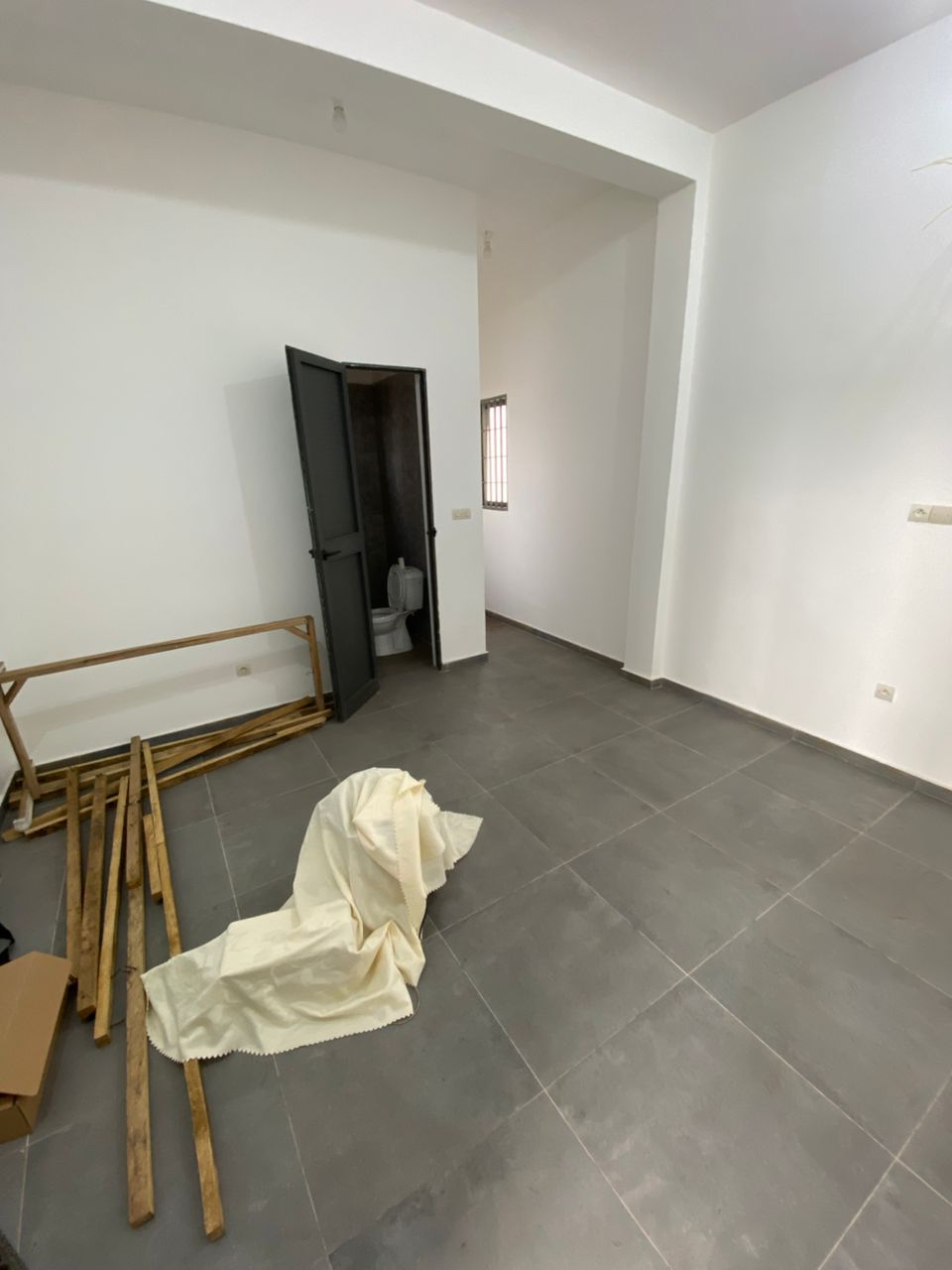 Bureau à louer au bord du goudron à Attikoumé Adinamato – 230000 FCFA