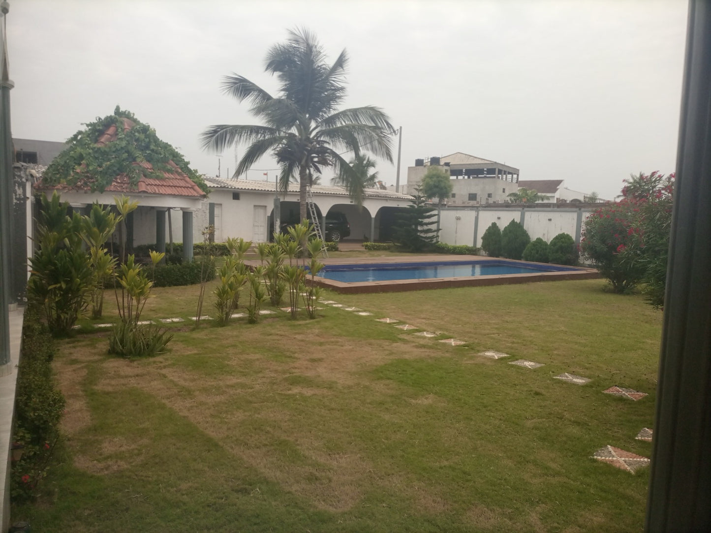 Villa duplex meublée avec piscine et jardin en angle de rue à vendre à Baguida Monument à 400m du goudron – 600 millions FCFA