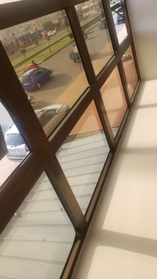 Bureau ou boutique de chambres salon en location en bordure de goudron à Avédji Adrokpape – 110 mille FCFA