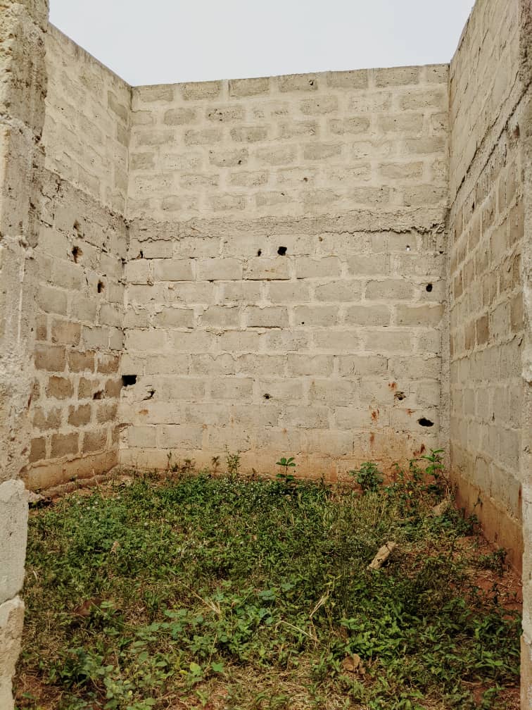 Maison en cours de finition sur 1/4 lot à Djagblé Hlankopé – 6.5 millions FCFA