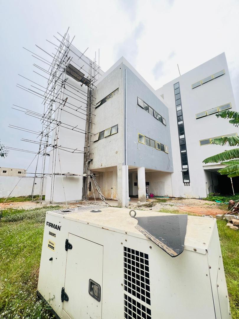 Immeuble R+2 neuf à louer à Adéwui – 2,5 millions FCFA