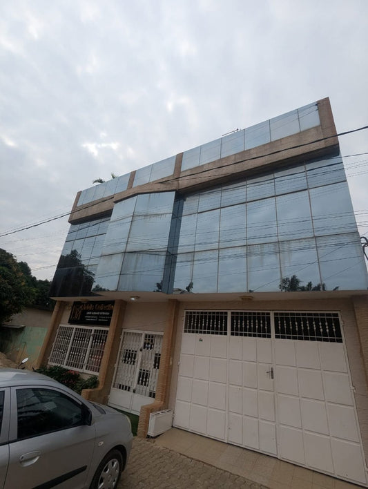 Immeuble R+2 en vente en bordure de goudron à Totsi – 250 millions FCFA