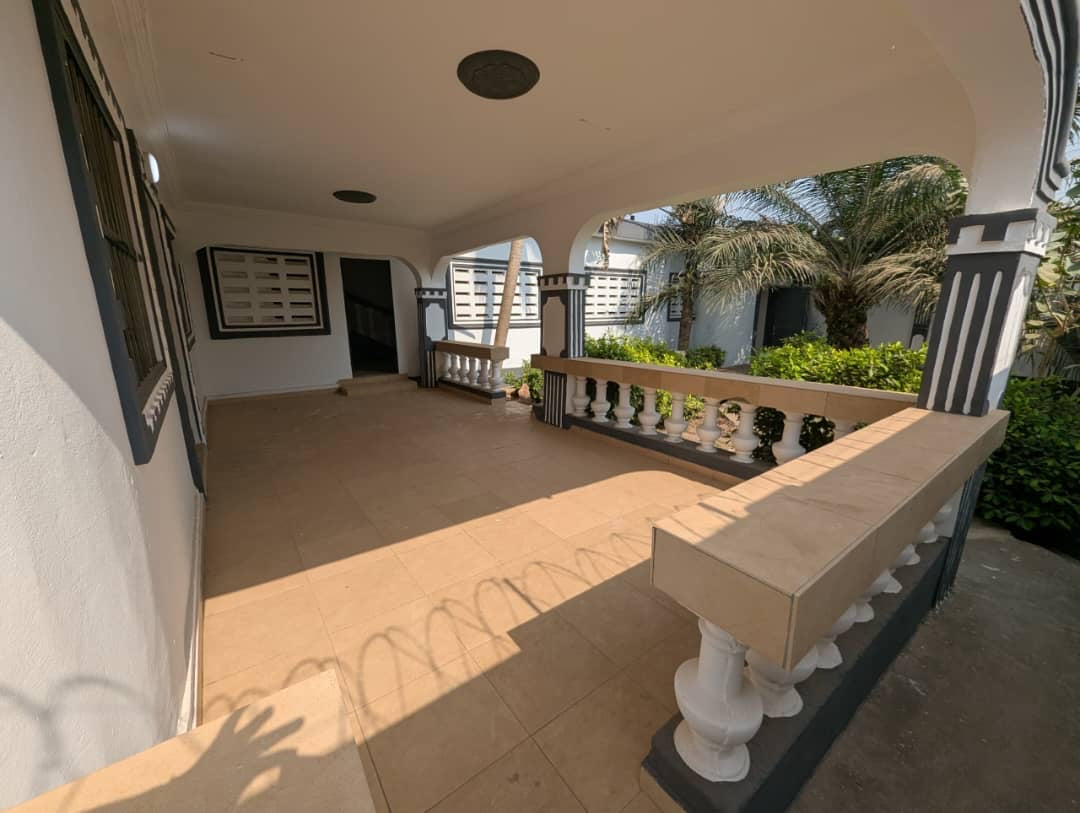UNE VILLA À VENDRE À AVÉDJI WESSOMÉ NON LOIN DU GOUDRON - 5 PIÈCES