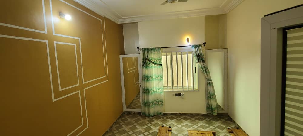 HÔTEL TRIPLEX À VENDRE À AGOÈ SOGBOSSITO – 1 Lot | TITRE FONCIER