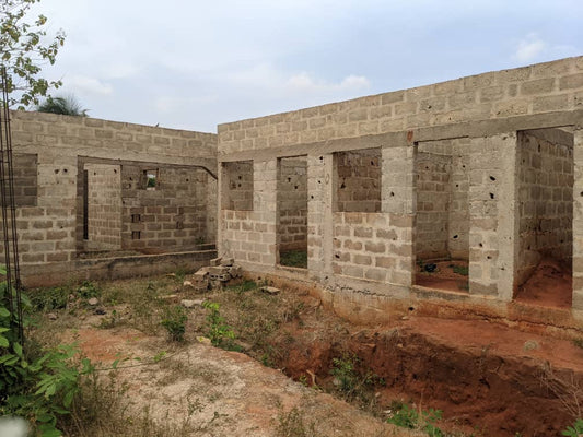 Maison en cours de finition sur 1/4 lot à Djagblé Hlankopé – 6.5 millions FCFA