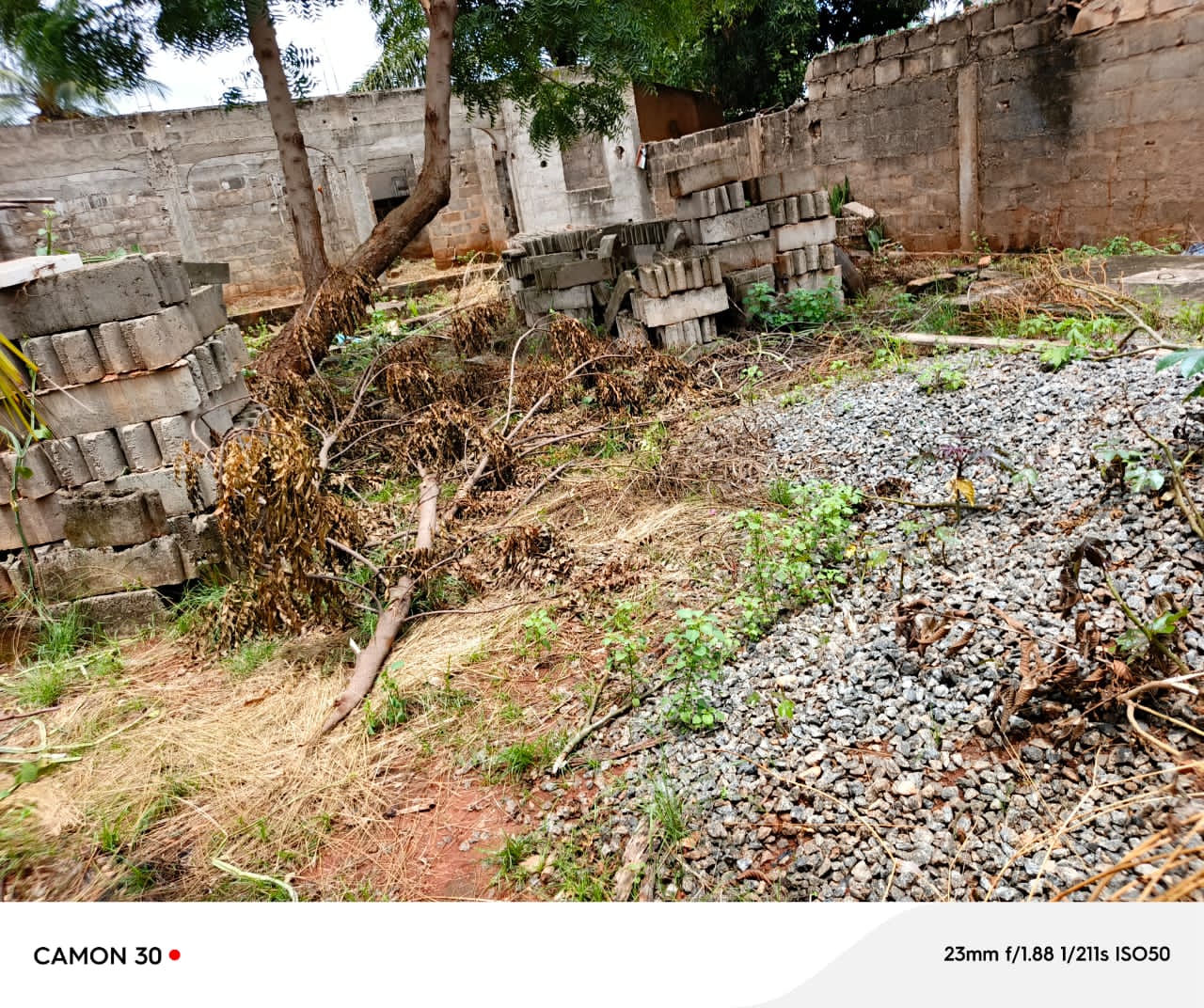 Villa inachevée sur demi lot en vente à Agoè Assiyéyé – Prix à partir de 25 millions FCFA