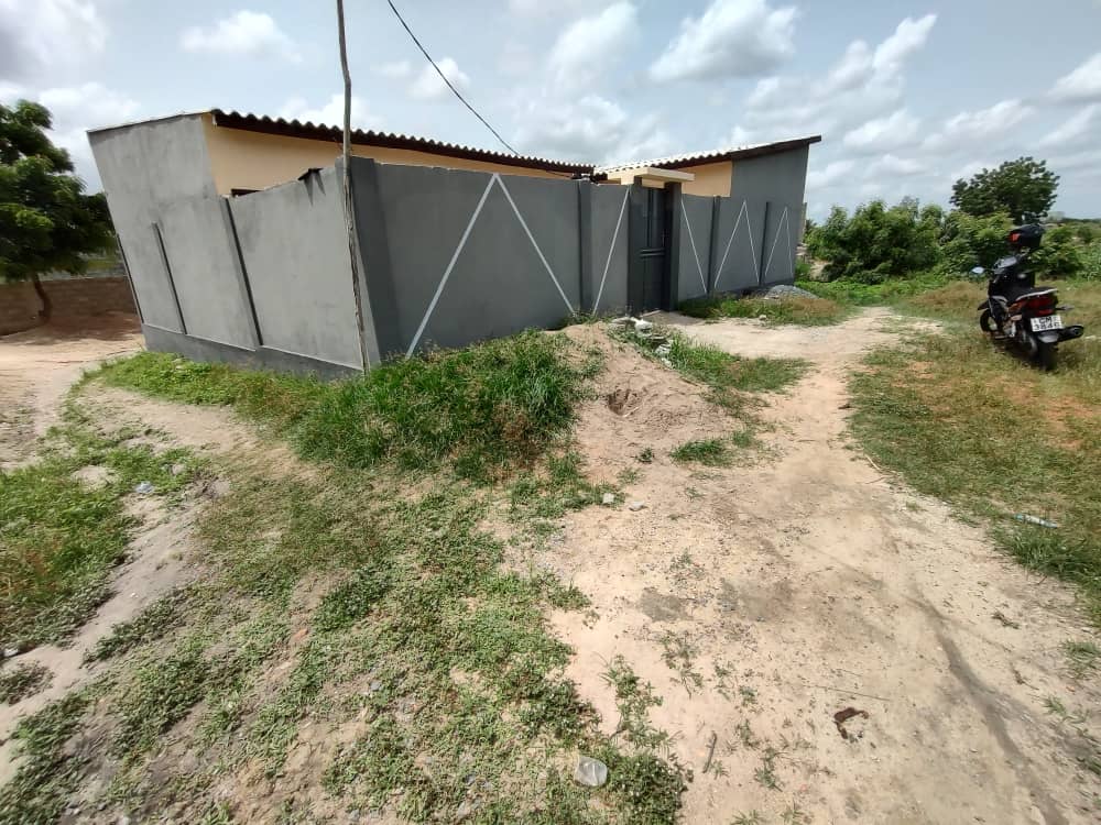 Maison 4 pièces en vente en angle de rue à Zanguera – 12 millions FCFA