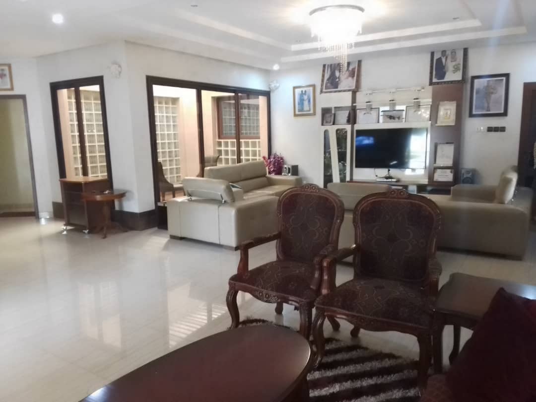 Villa basse 4 chambres en vente sur 900 m² en angle de rue à Agoè Léo 2000 – 325 millions FCFA