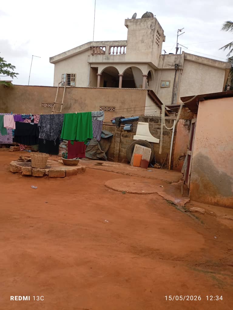 Terrain de 300 m² en vente à Agoe Assiyeye Carrefour Bleu – 22 millions FCFA