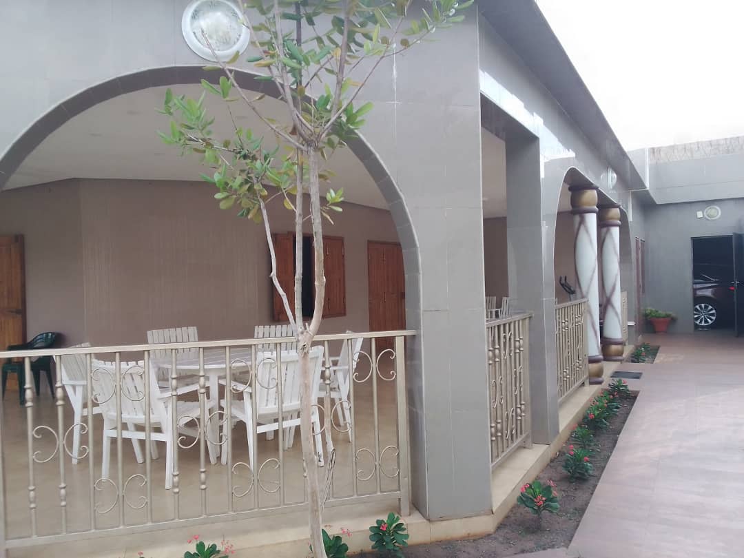 Villa basse 4 chambres en vente sur 900 m² en angle de rue à Agoè Léo 2000 – 325 millions FCFA