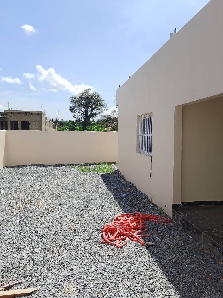 UNE VILLA À VENDRE ET EN LOCATION À ADÉTIKOPÉ - 04 CHAMBRES, 01 SALON, 01 CUISINE