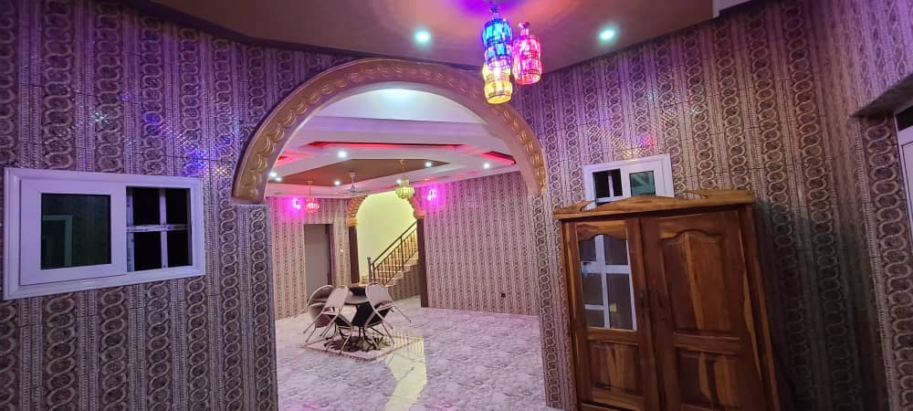 HÔTEL TRIPLEX À VENDRE À AGOÈ SOGBOSSITO – 1 Lot | TITRE FONCIER