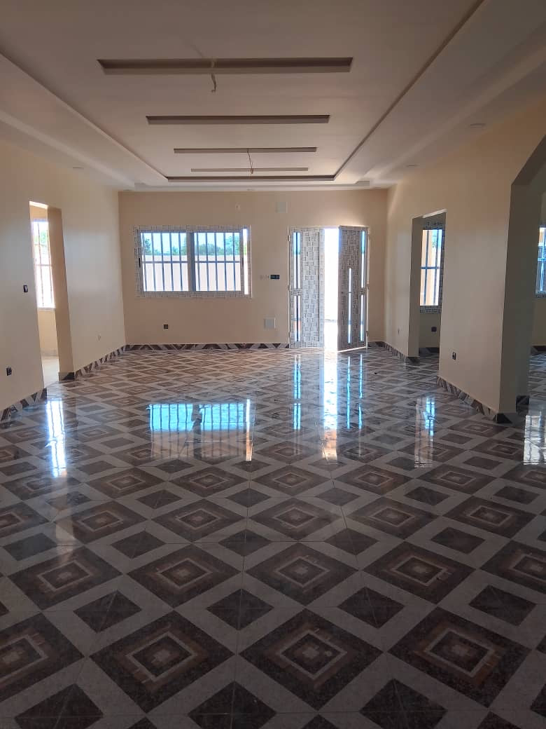 UNE VILLA À VENDRE ET EN LOCATION À ADÉTIKOPÉ - 04 CHAMBRES, 01 SALON, 01 CUISINE