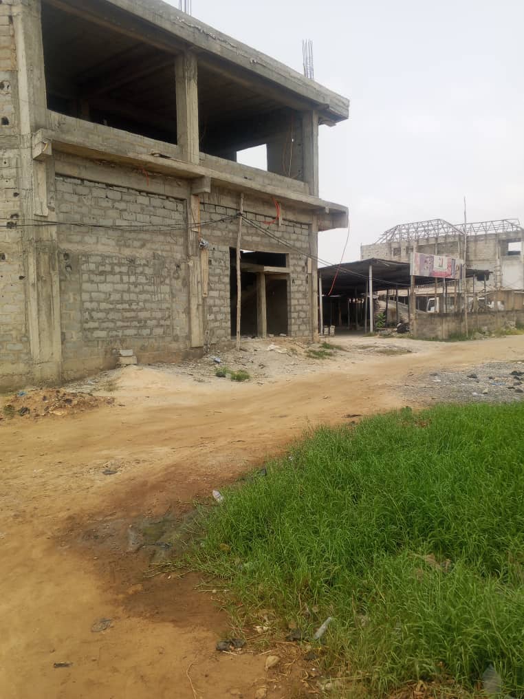 Magasin en vente au bord du contournement à Attiegou – 150 millions FCFA