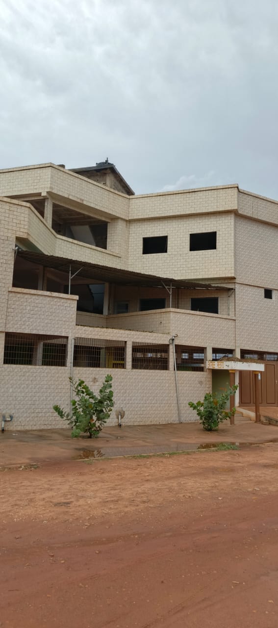 Villa 3 niveaux en vente en face du goudron à Akato – 210 millions FCFA