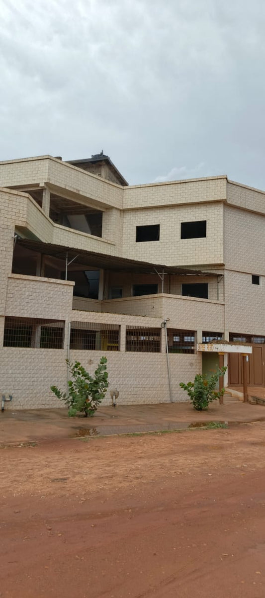 Villa 3 niveaux en vente en face du goudron à Akato – 210 millions FCFA