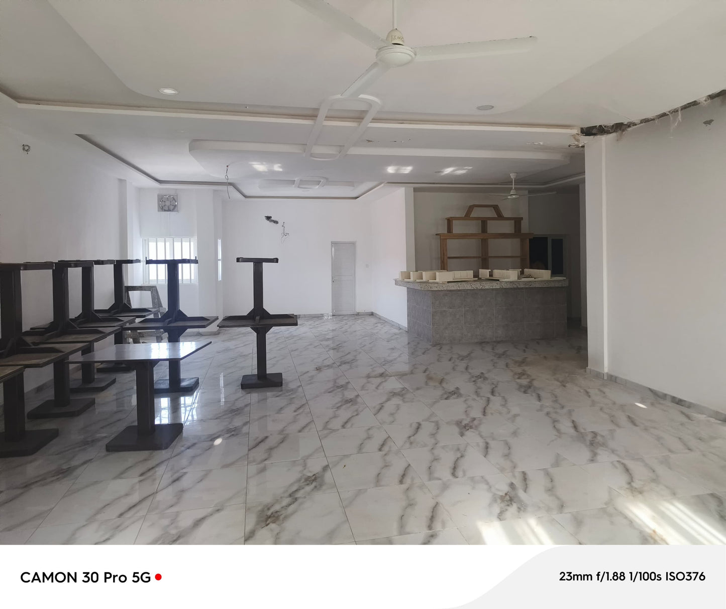 À VENDRE UN RESTAURANT TOUT EN BAIES VITRÉES BÂTI SUR UN LOT EN ANGLE DE RUE À 50M DU GOUDRON AVEC VUE SUR LA MER À BAGUIDA - 3 NIVEAUX, 6 TOILETTES, 2 BARS