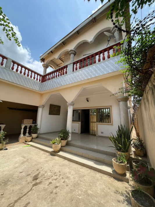 Maison en vente sur 1/2 lot avec titre foncier personnel à Avedji Gakpoto – 55 millions FCFA