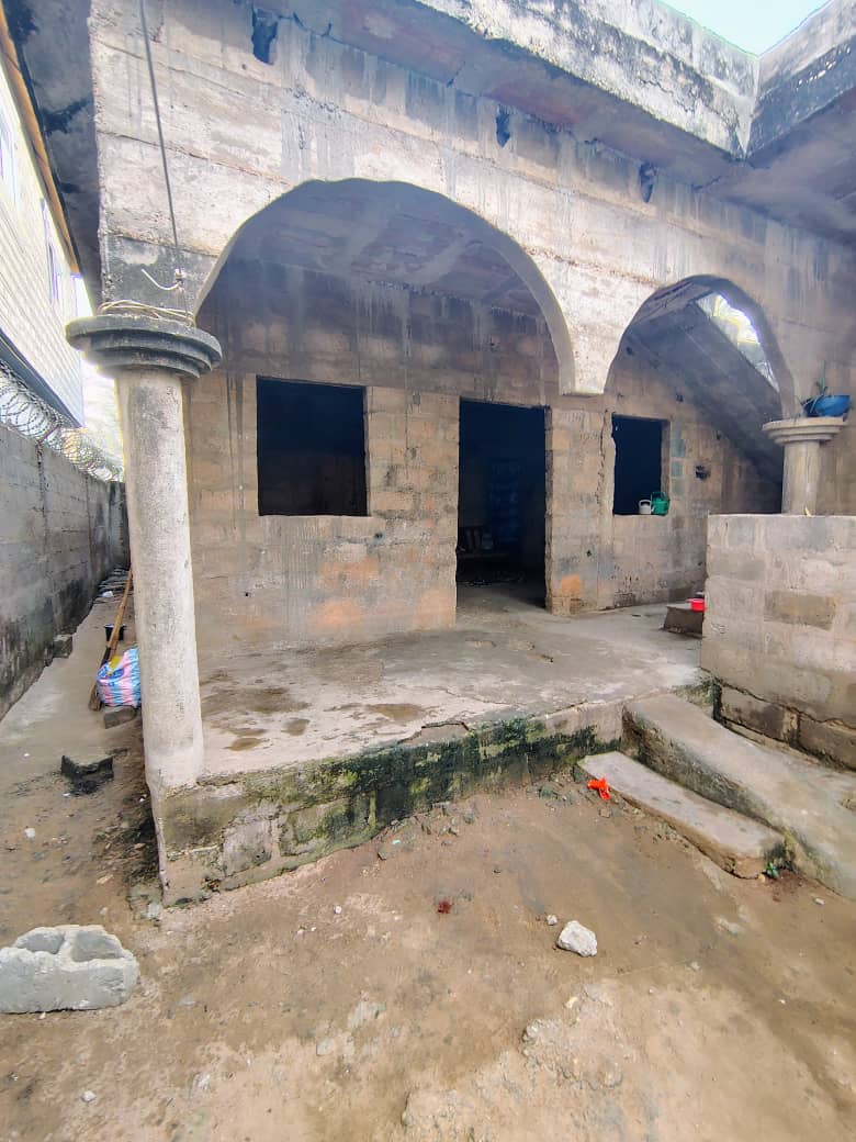Maison inachevée sur 1/2 lot à vendre à Agoè Demakpoé – 25 millions FCFA