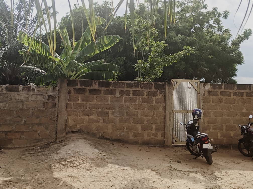 Demi lot en vente à Adidogomé (derrière Lycée Technique) – 25 millions FCFA