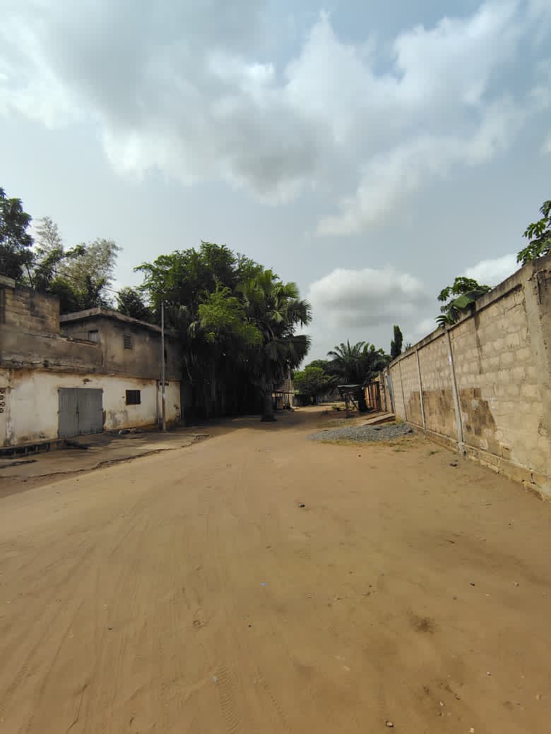 Lot avec construction de 4 chambres à vendre à Agbalepedo – 55.000.000 FCFA