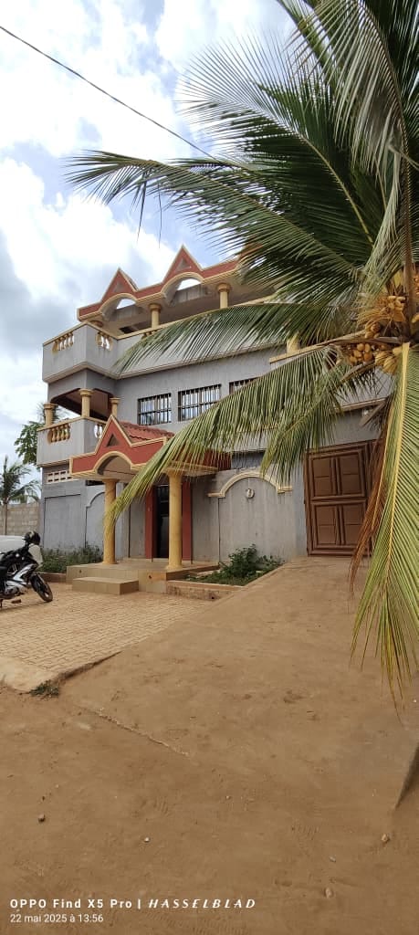 Villa duplex 9 chambres à vendre à Assigomé – 75 millions FCFA
