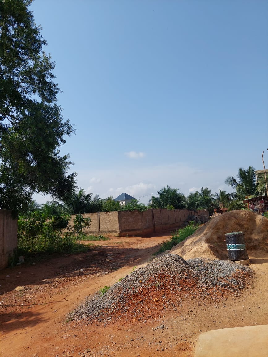 Demi lot de terrain en vente à Agoè Legbassito – 9 millions FCFA