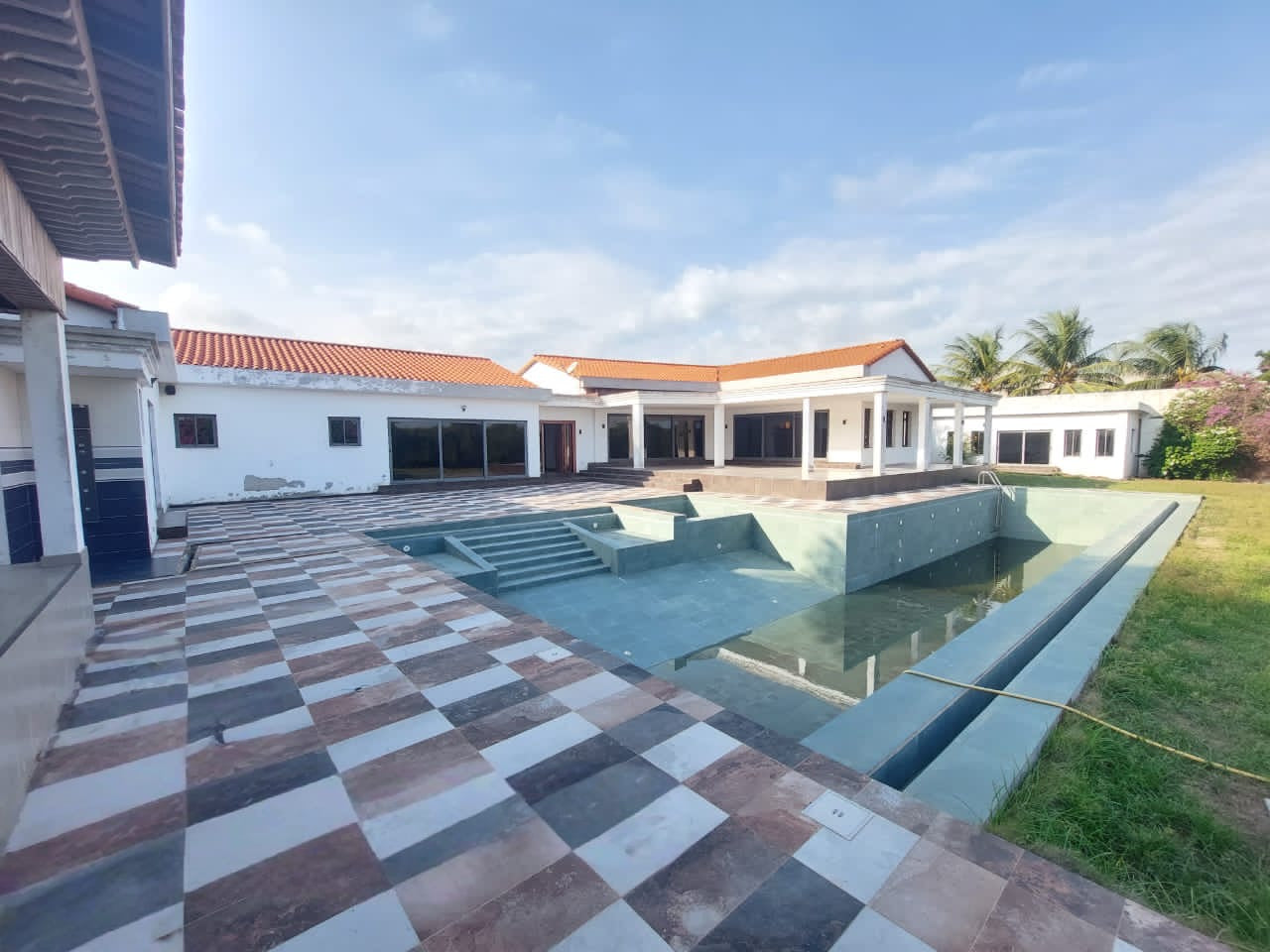 VILLA DE 7 PIÈCES À VENDRE À BAGUIDA SUR 5 LOTS