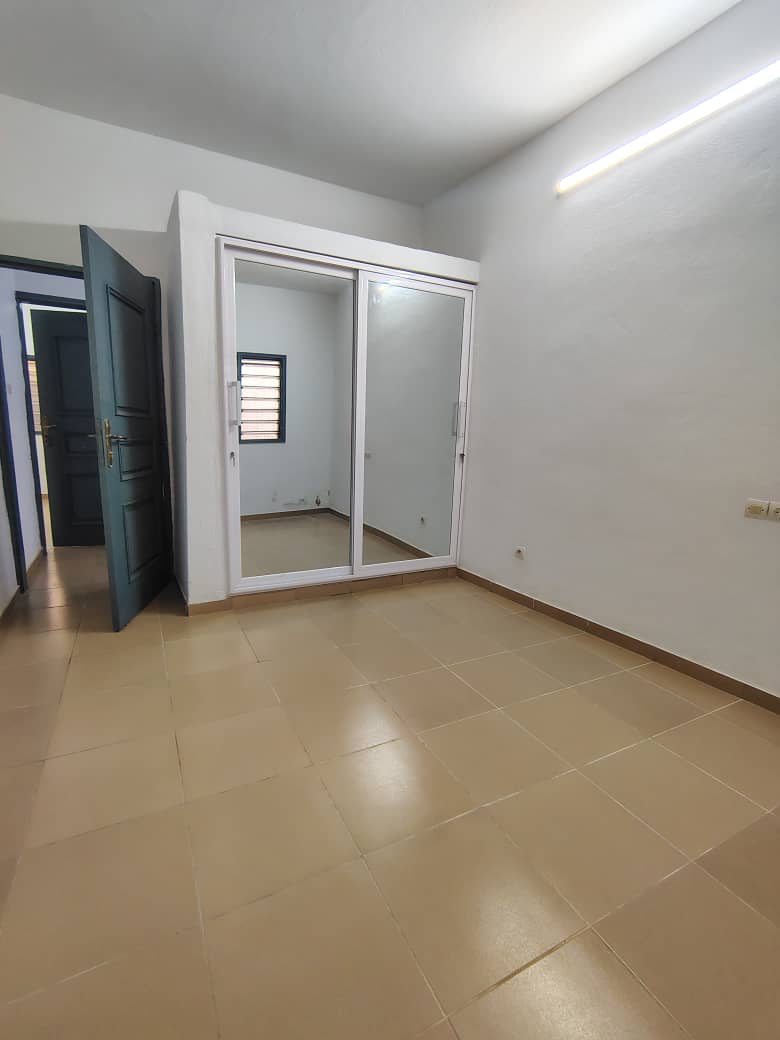 Appartement 3 chambres en location à Carrefour Aïsed – 120000 FCFA