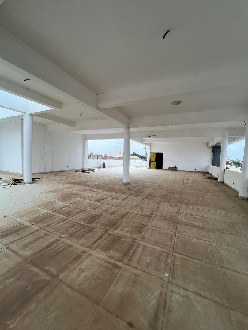Immeuble R+2 neuf à louer à Adéwui – 2,5 millions FCFA