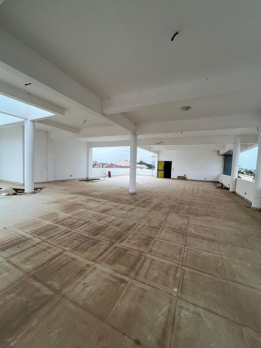 Immeuble R+2 neuf à louer à Adéwui – 2,5 millions FCFA