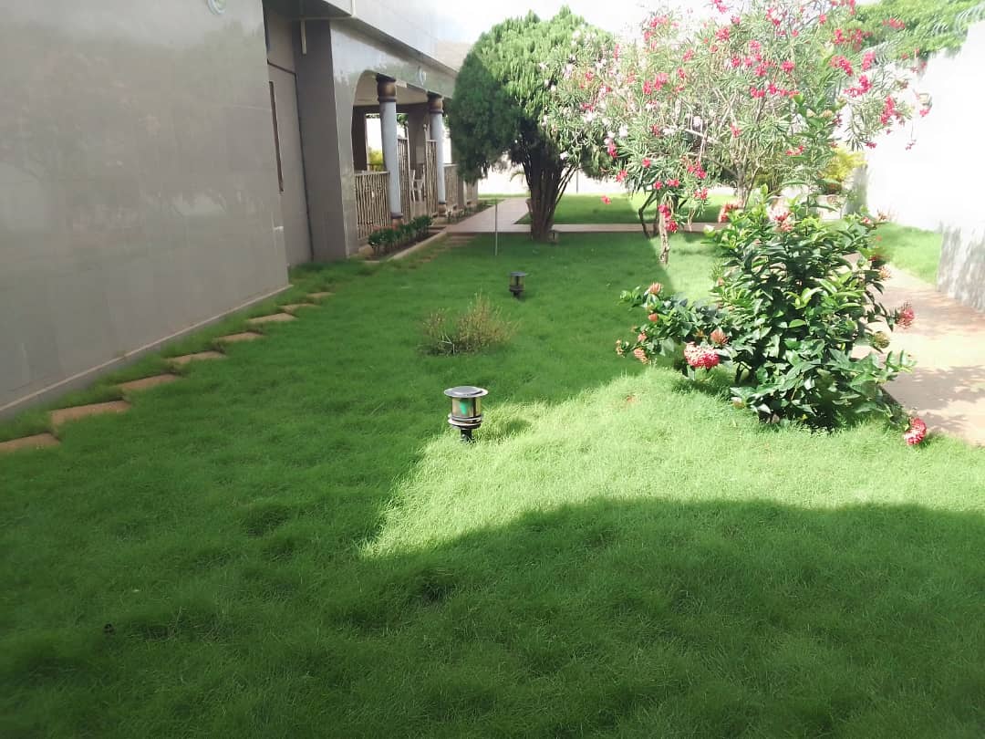Villa basse 4 chambres en vente sur 900 m² en angle de rue à Agoè Léo 2000 – 325 millions FCFA