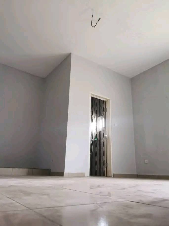 Maison de location en vente entre Kpogan et Agbata – 35 millions FCFA