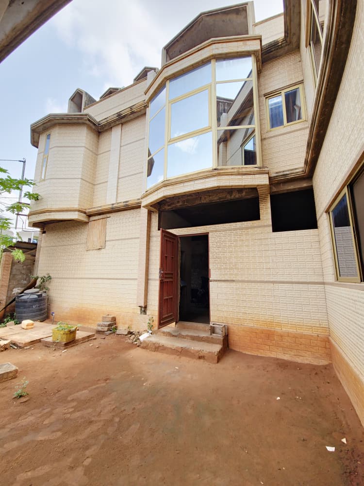 Villa à vendre à Attiégou – 380 Millions FCFA