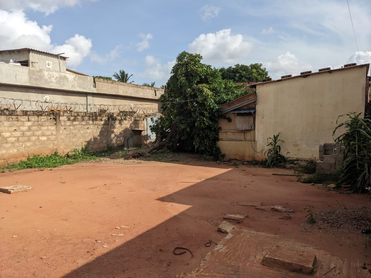Demi lot à vendre à Agoè Sogbossito – 20 millions FCFA