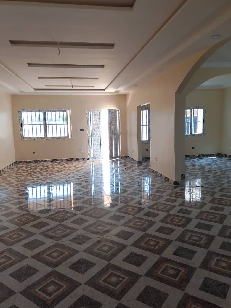 UNE VILLA À VENDRE ET EN LOCATION À ADÉTIKOPÉ - 04 CHAMBRES, 01 SALON, 01 CUISINE