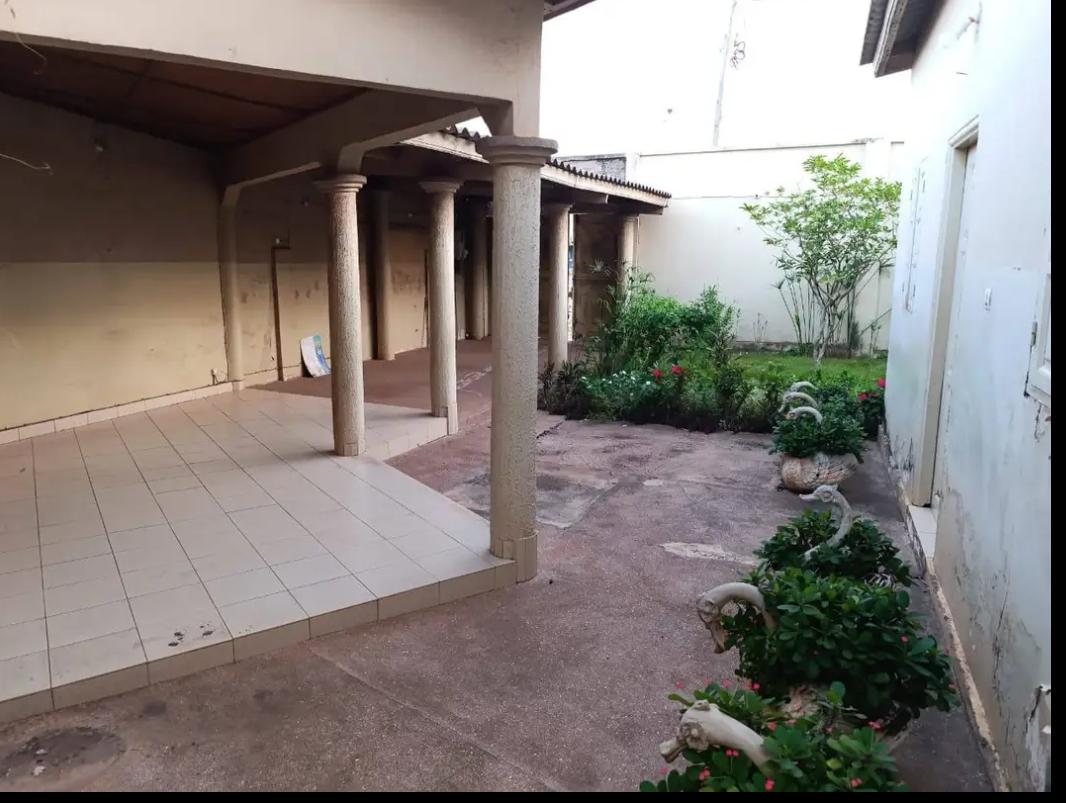 Maison en vente au bord du goudron à Zanguera, Rond-point du Grand Marché – 35 millions FCFA