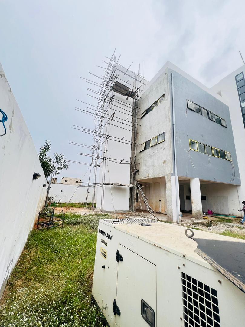 Immeuble R+2 neuf à louer à Adéwui – 2,5 millions FCFA