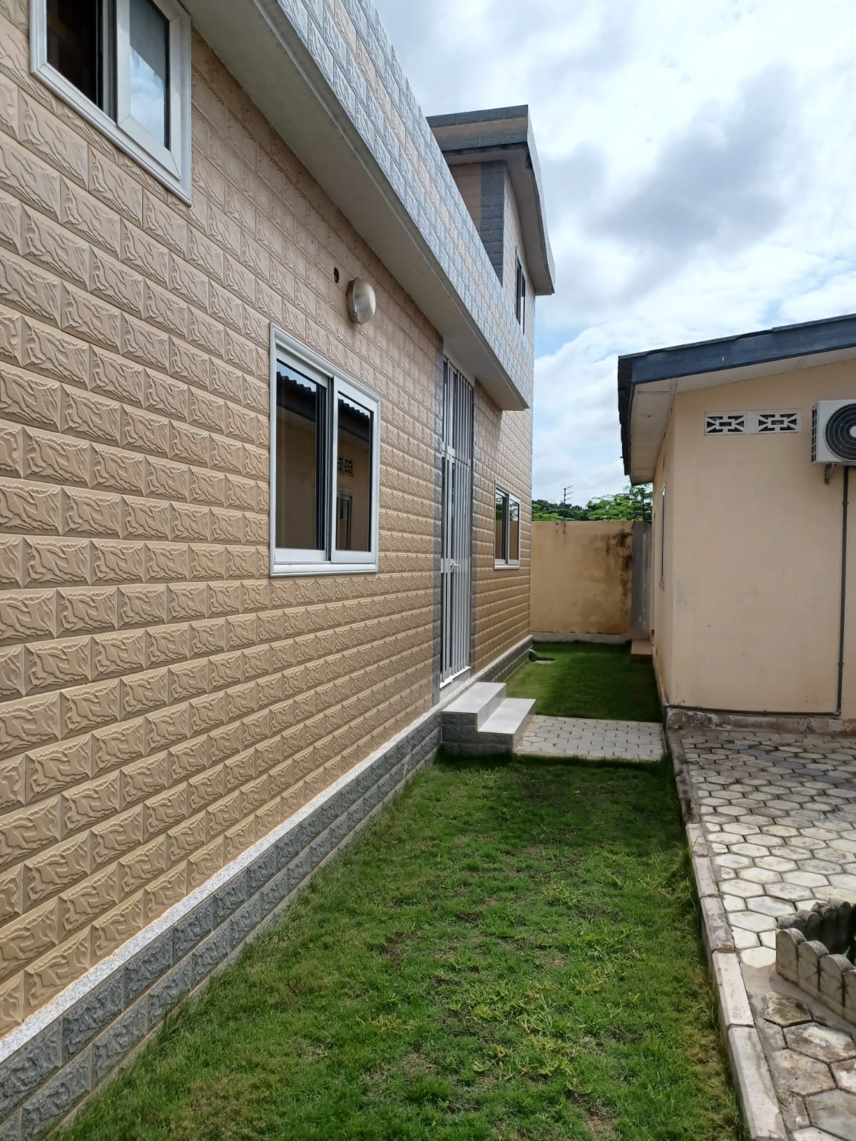Villa 5 chambres meublée en location à Wonyomé – 700000 FCFA/mois