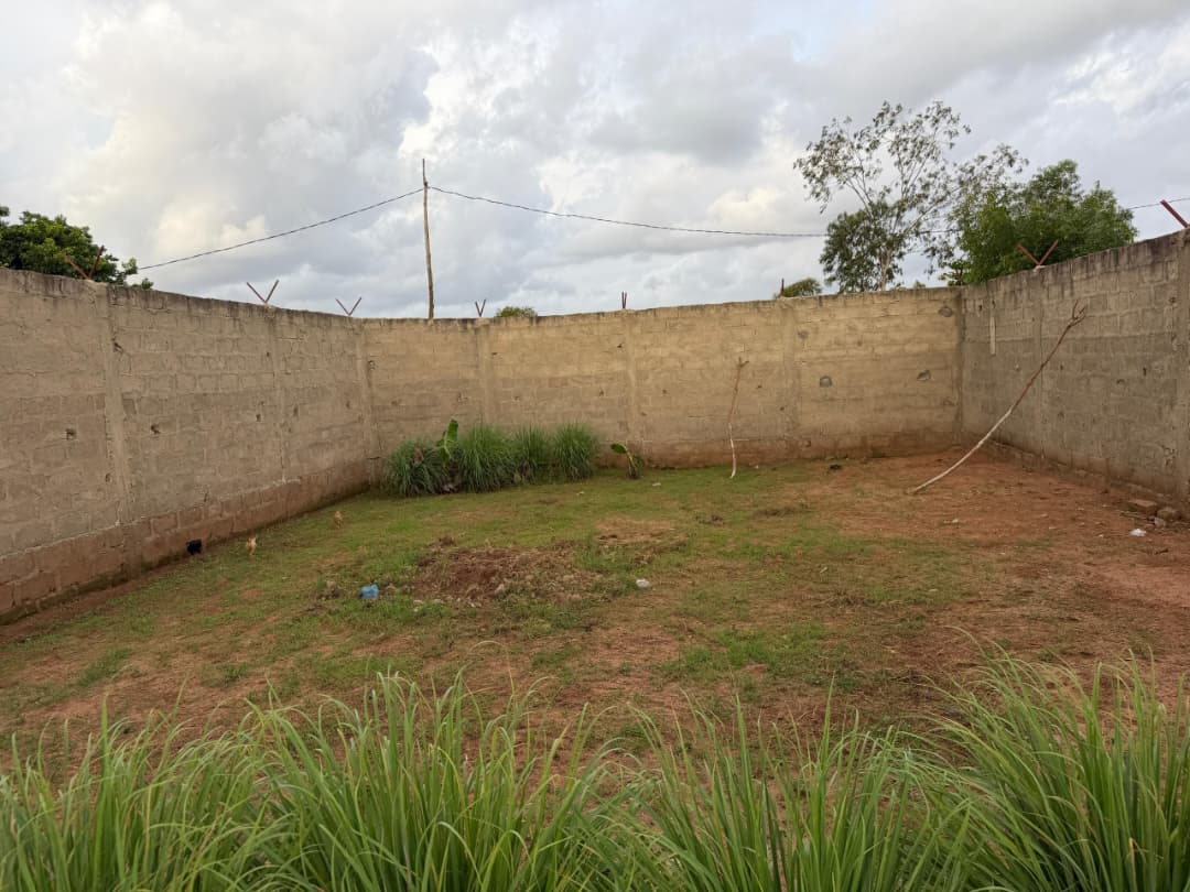 Terrain d'un quart de lot clôturé en vente à Aképé – 5 000 000 FCFA