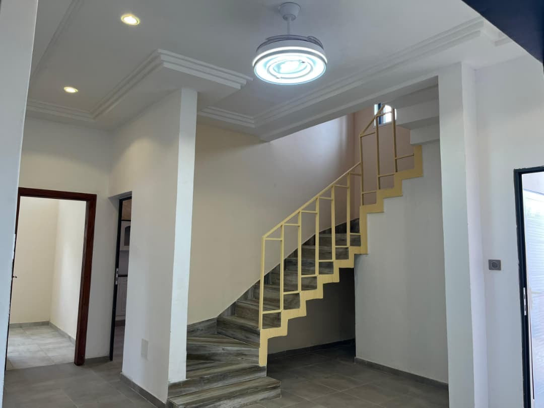 VILLA 6 PIÈCES À VENDRE À SEGBE AKATO – 60 MILLIONS