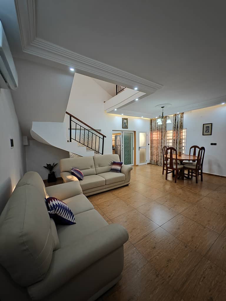 Villa meublée 3 chambres à louer à Baguida – 750000 FCFA