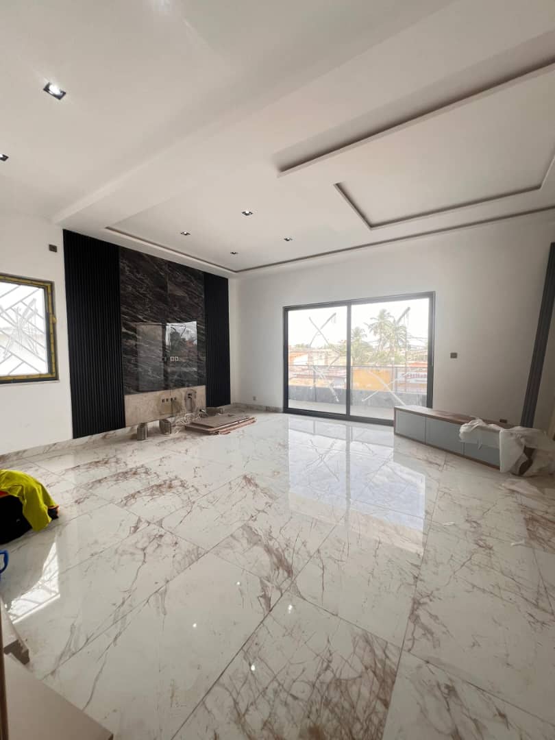 Villa triplex 6 chambres avec piscine à vendre à Djidjolé – 300.000.000 FCFA