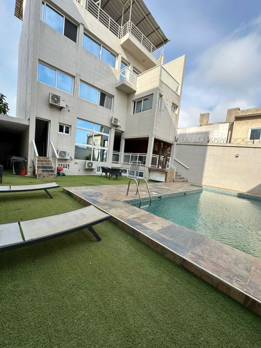 Villa triplex 4 chambres avec piscine en vente à Baguida – 280 millions FCFA